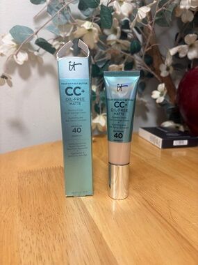 it Cosmetics CC+ Oil-Free Matte Foundation in LIGHT, Full Sz 1.08oz, BNIB, New
